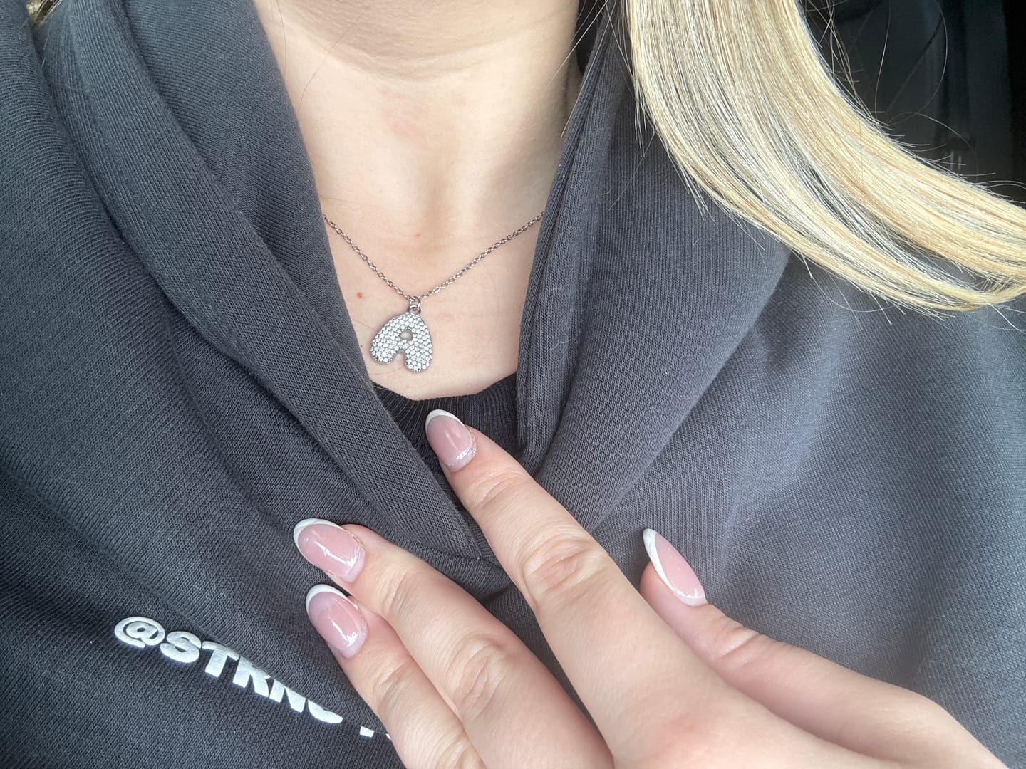 Customer photo review of Pave Bubble Initial Kette 14K Vergoldet