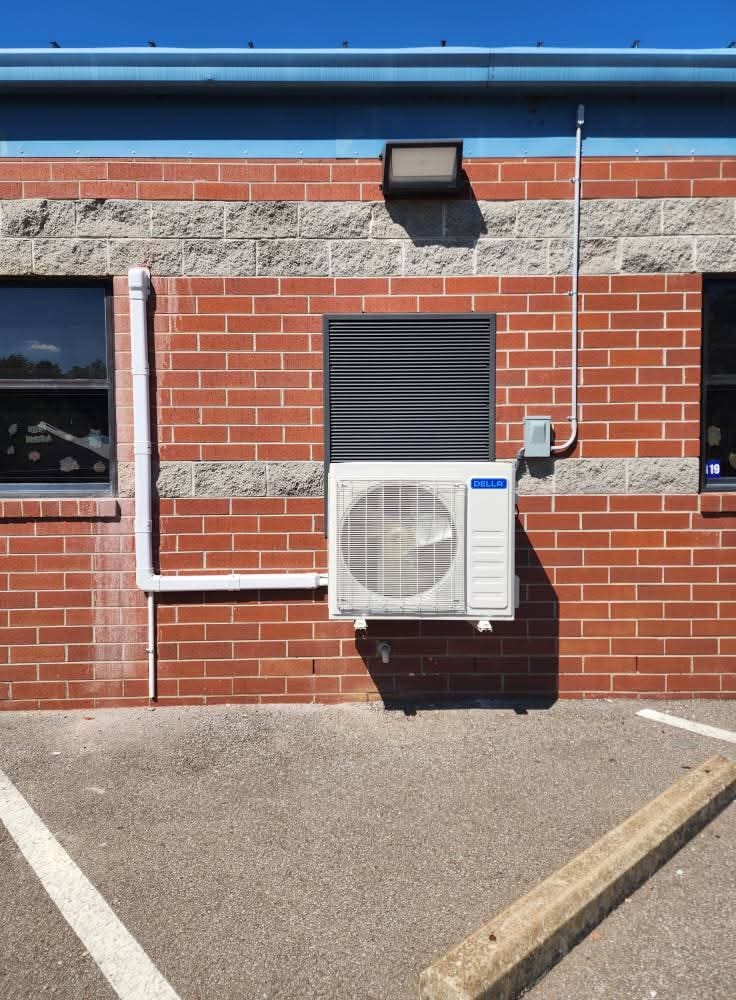 Customer photo review of DELLA Vario Series 36000 BTU 19 SEER2 Mini-Split Heat Pump AC (R-454B) - Up to 2500 Sq.Ft.