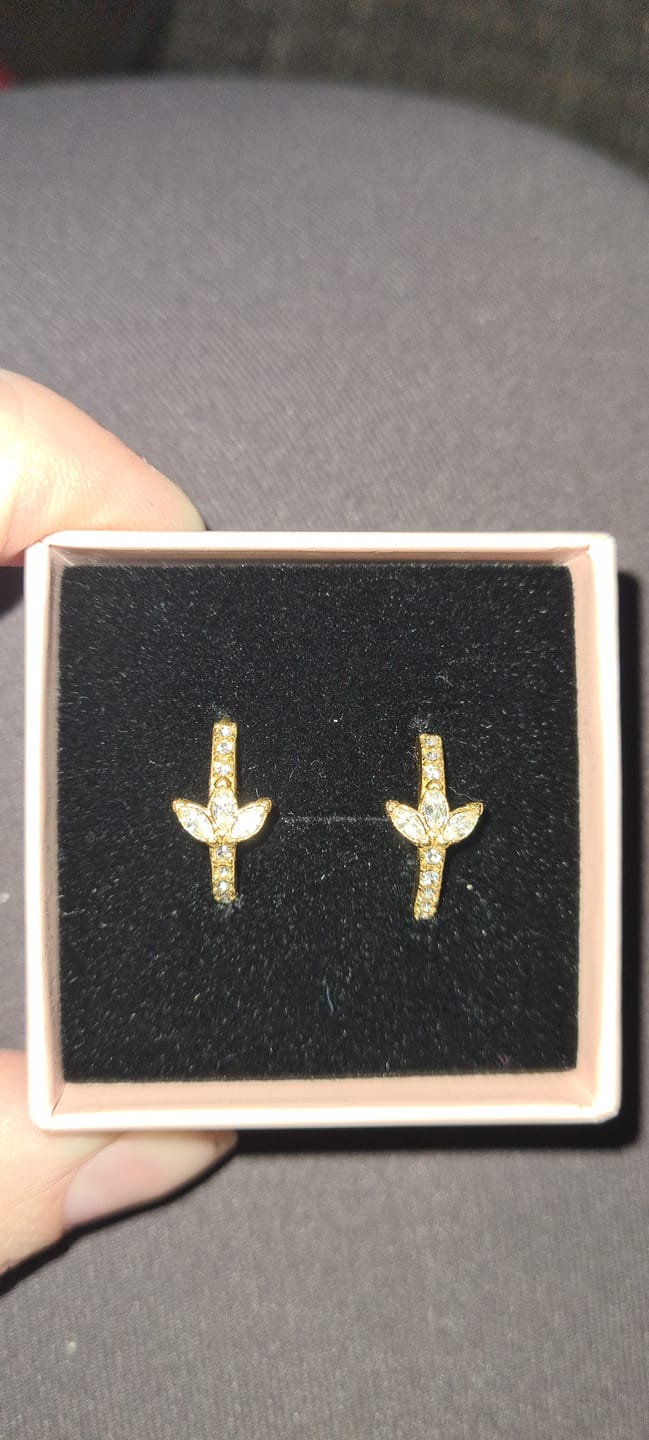Customer photo review of Lotus Pave Huggie Ohrringe 14K vergoldet