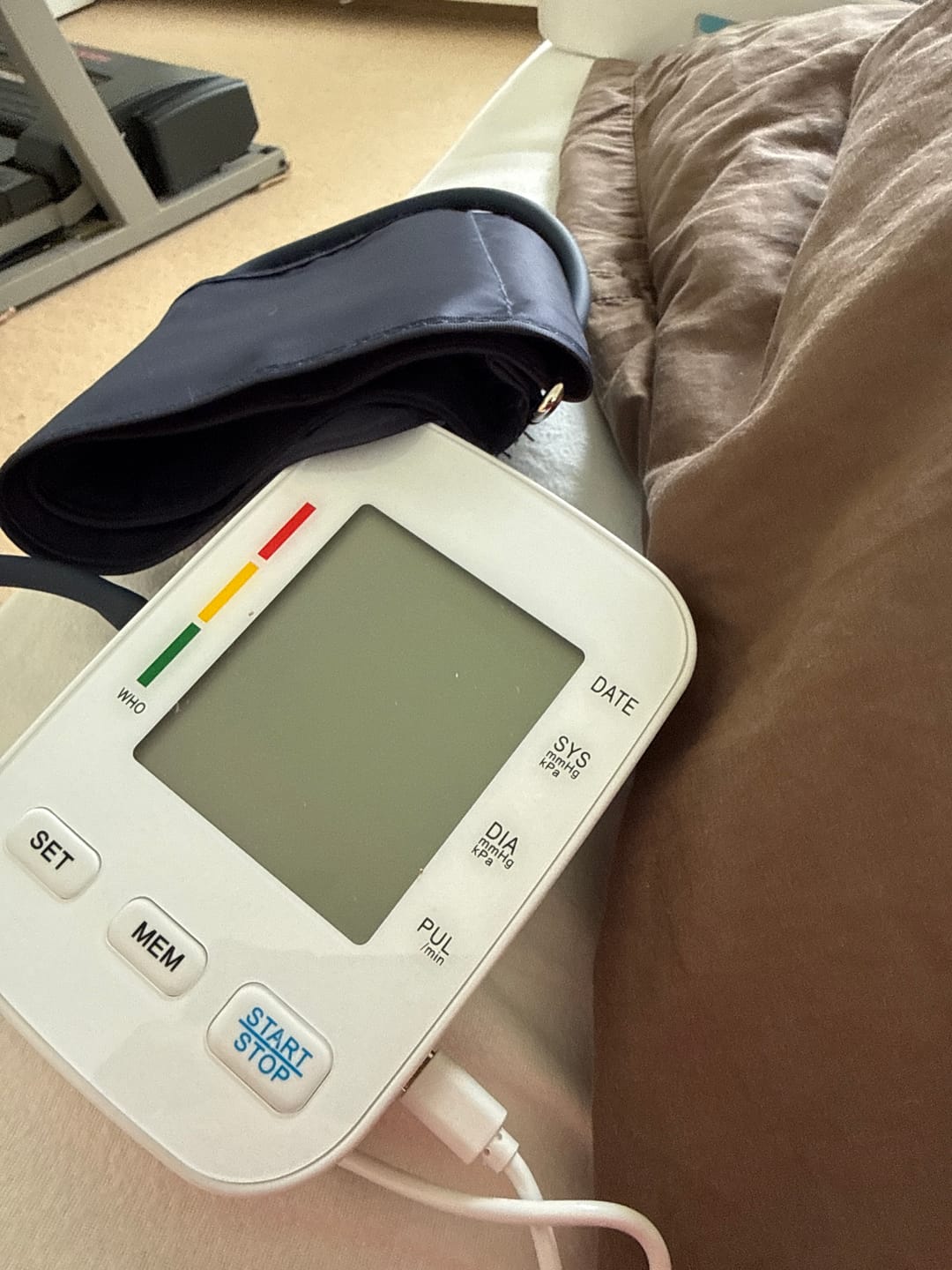 Customer photo review of Vollautomatisches Oberarm-Blutdruckmessgerät mit digitalem Display / Mit komfortabler Manschette und Speicherfunktion / Blutdruck- und Pulsmessung