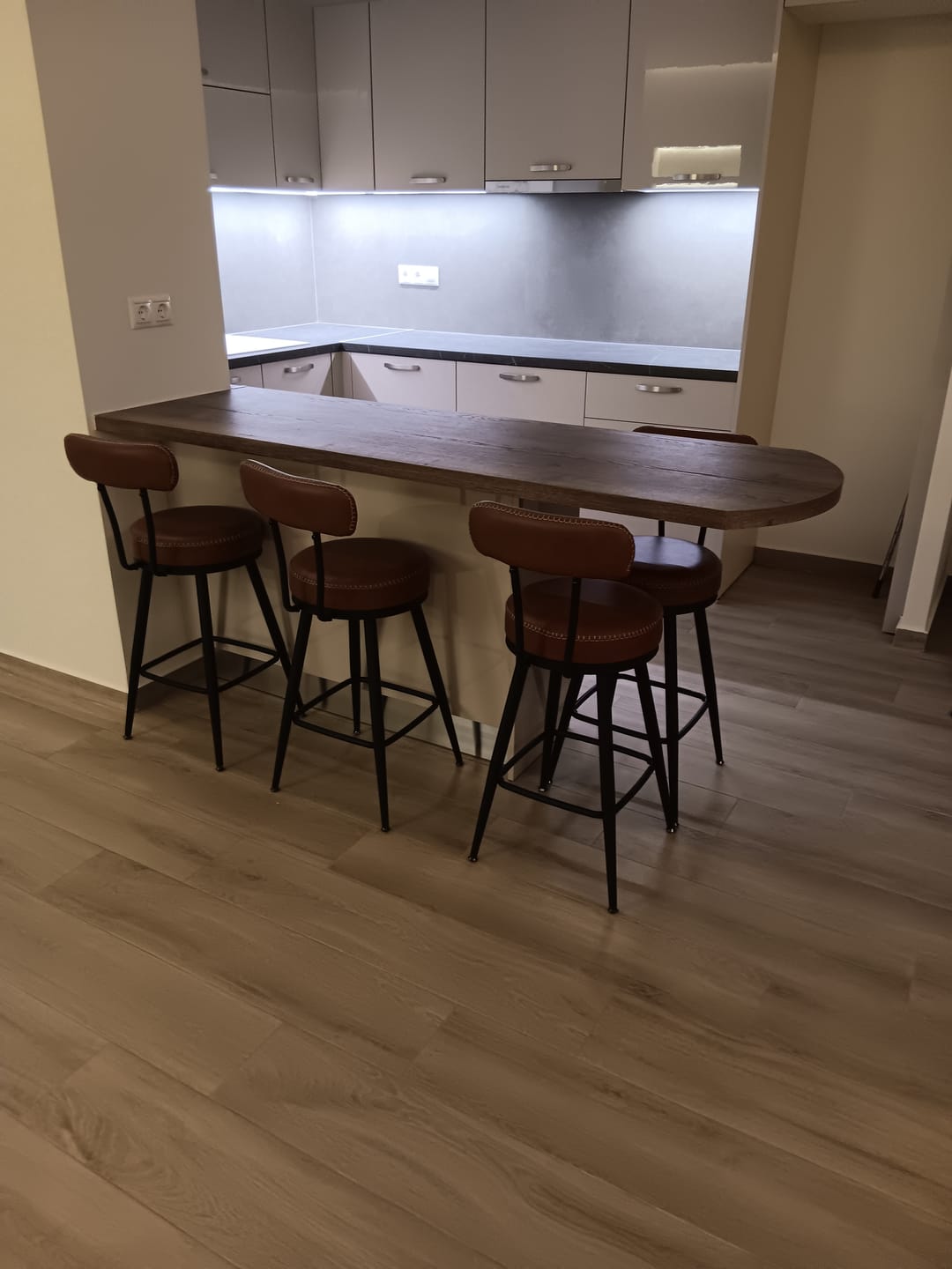 Customer photo review of Σκαμπό για Πάσο Κουζίνας Σετ 2 τεμ. και για Μπαρ Περιστρεφόμενα Άνετο Σταθερό EKHO Ύψους Καθίσματος 65 εκ LB-C089B01