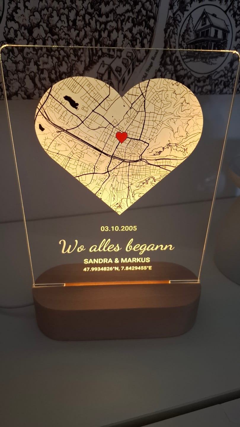 Customer photo review of Wo alles begann - Personalisiertes Nachtlicht mit LED-Holzfuß (14x20)