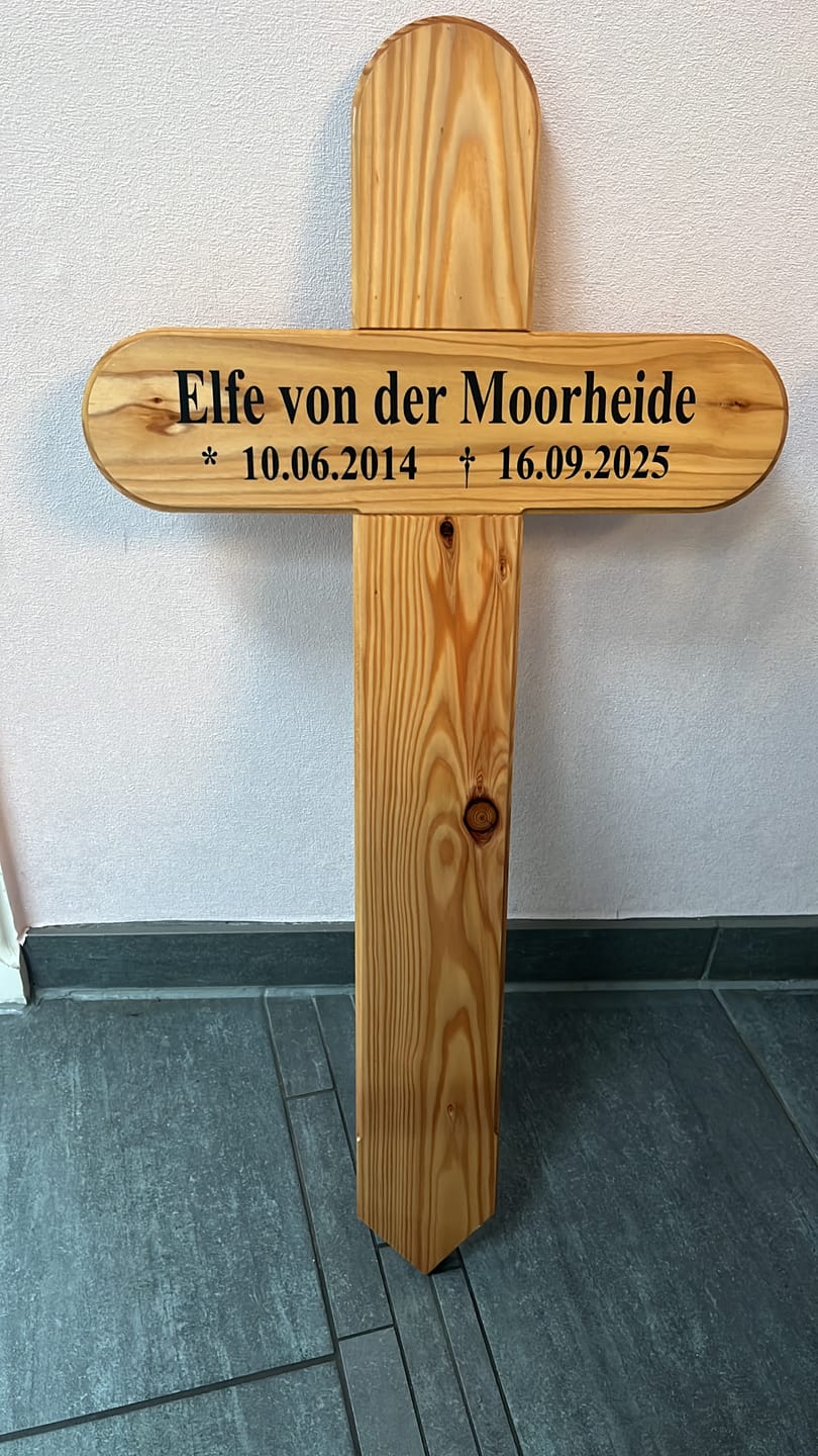 Customer photo review of Grabkreuz aus Holz mit Namen (rund)