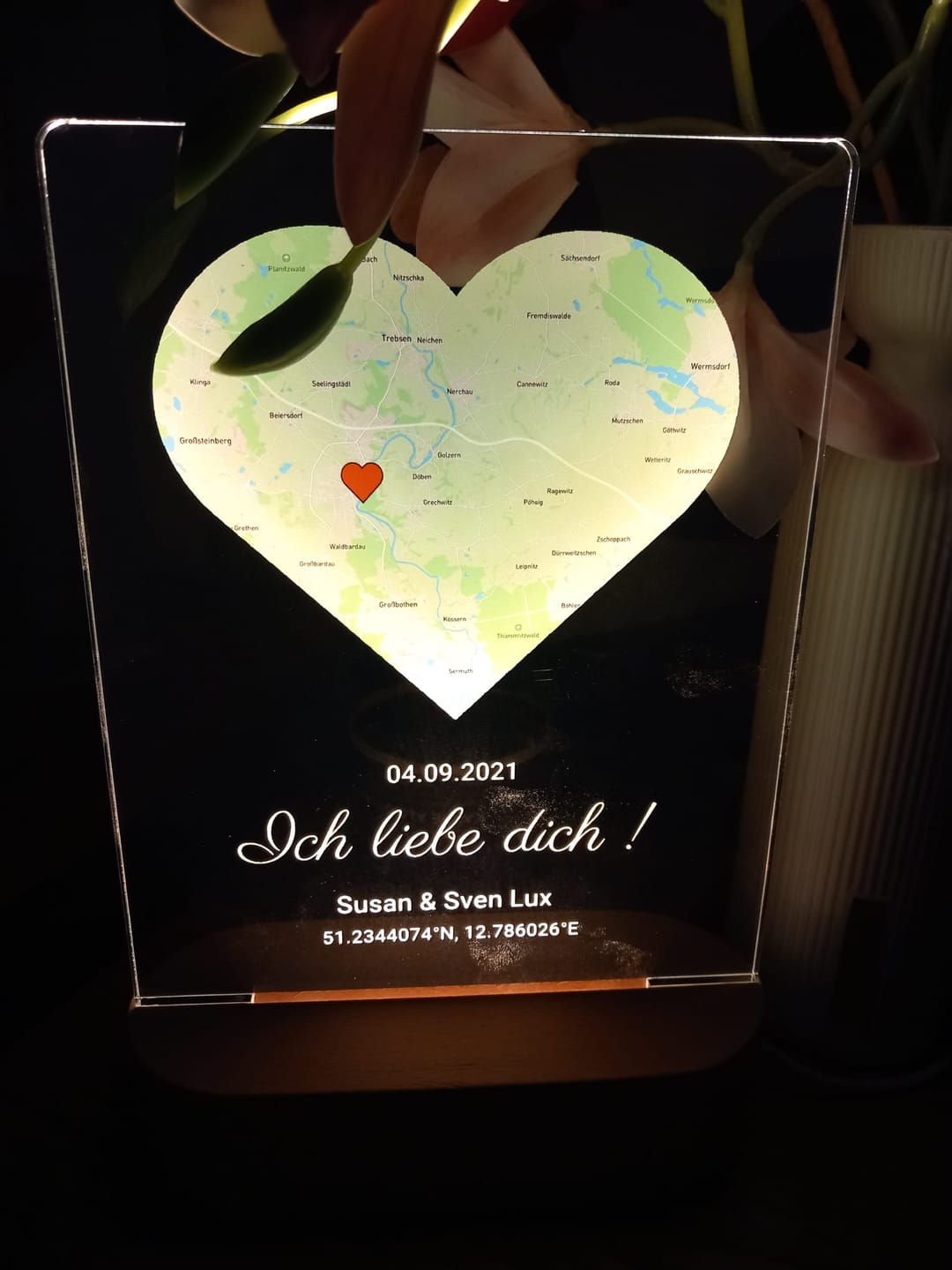 Customer photo review of Wo alles begann - Personalisiertes Nachtlicht mit LED-Holzfuß (14x20)