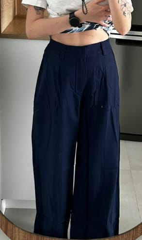 Gabriela M. review of Calça Pantalona Graviola Azul Escuro image 1 out of 1