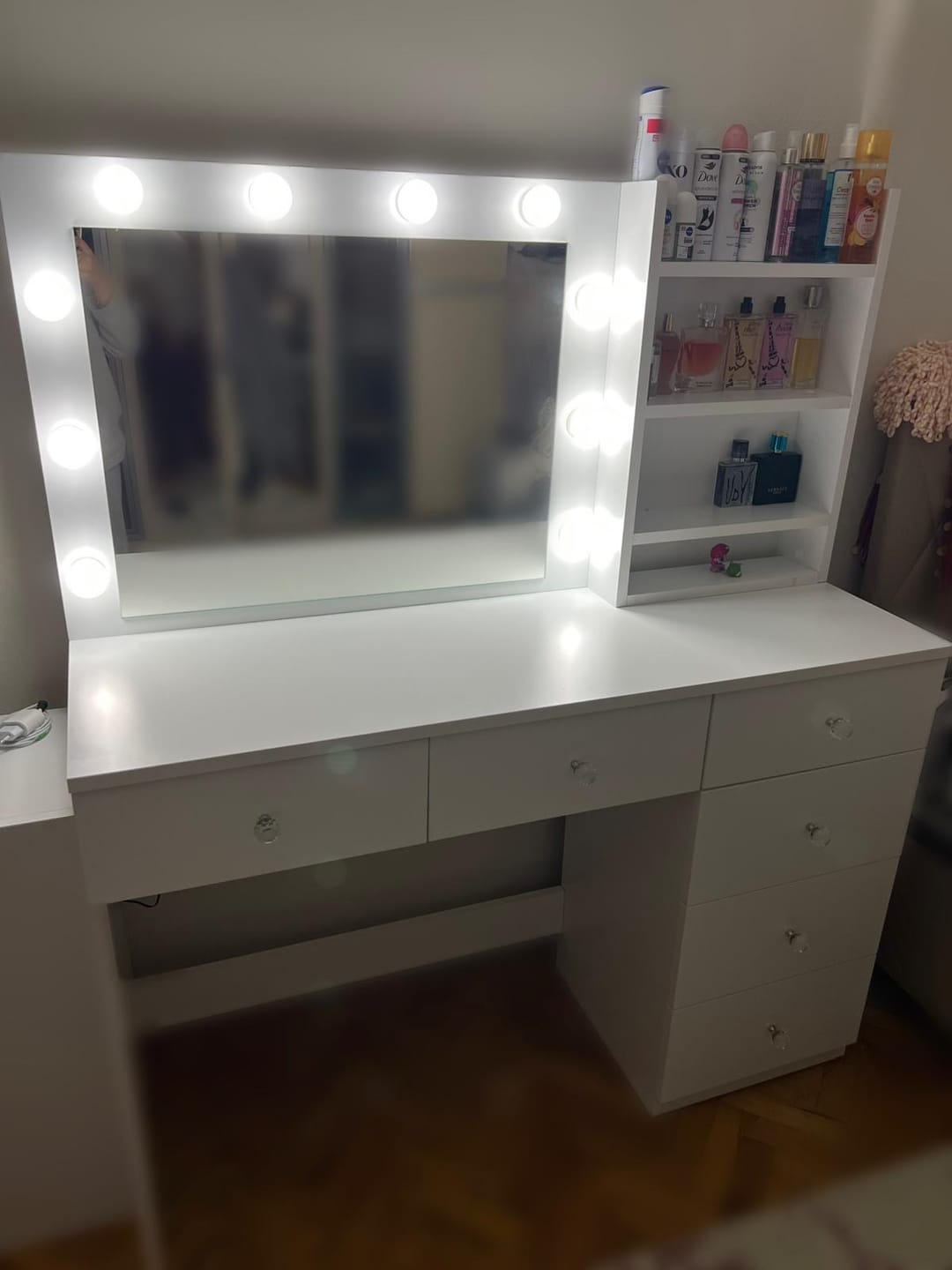 Customer photo review of Rani BJ127 Hollywood Işıklı Aynalı Kulis Makyaj Masası 6 Çekmeceli Takı Düzenleyici Beyaz
