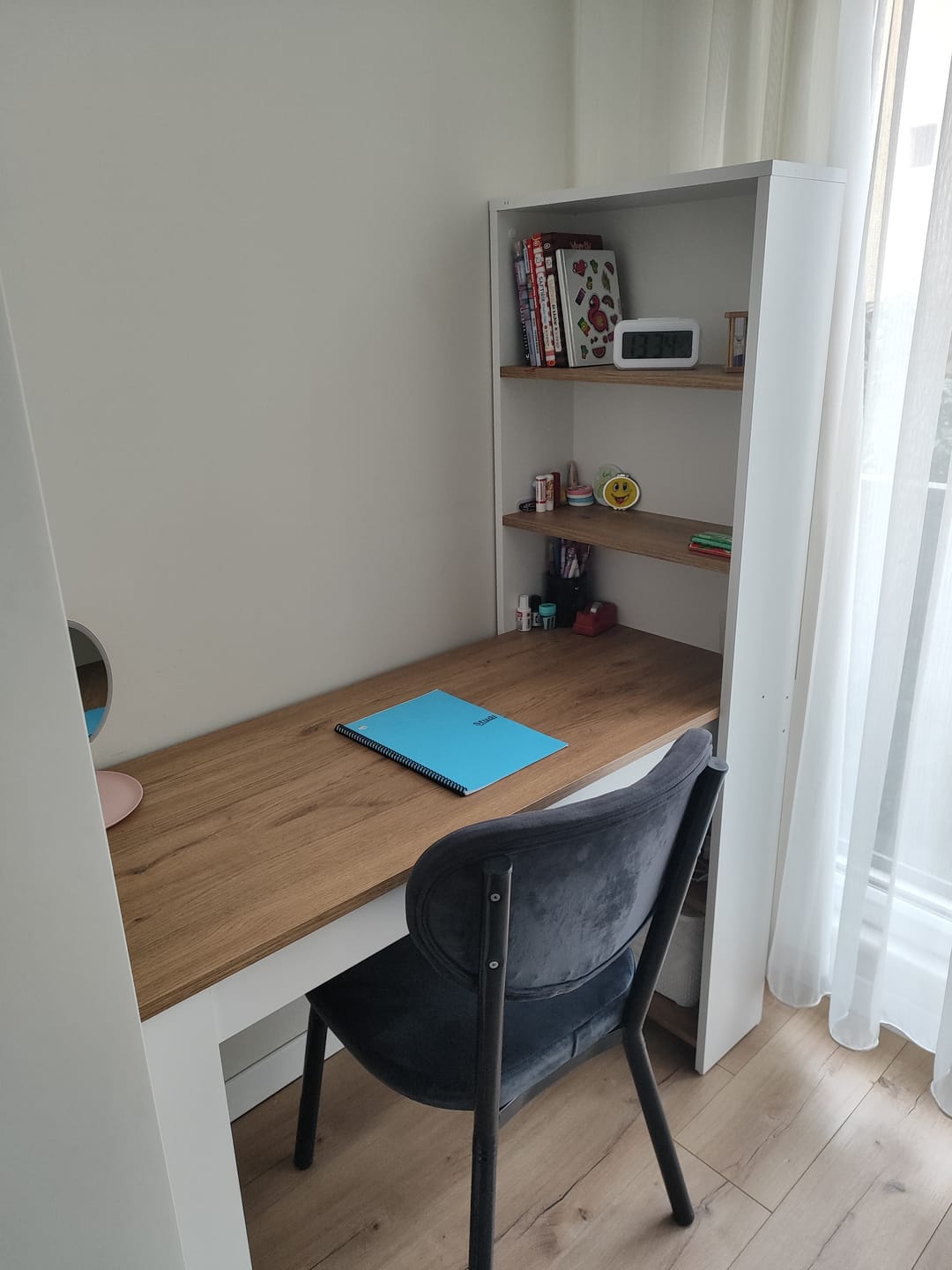 Customer photo review of Rani HA106 Raflı Çalışma Ofis Bilgisayar Masası Sepet Ceviz - Beyaz