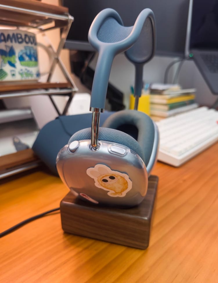 Customer photo review of AirPods Max Charging Stand Wood