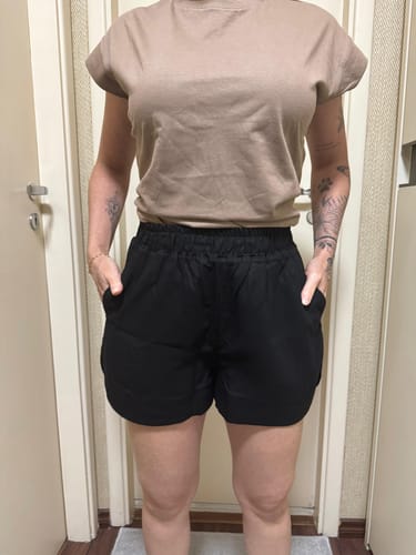 Marina F. review of Shorts Jambo Preto image 1 out of 1