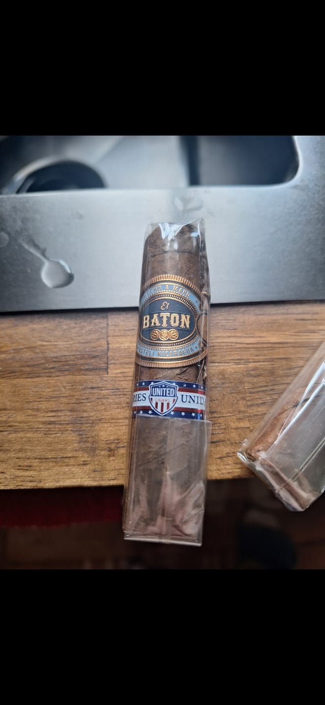 Customer photo review of Core Subscription Luxury Cigars Monthly