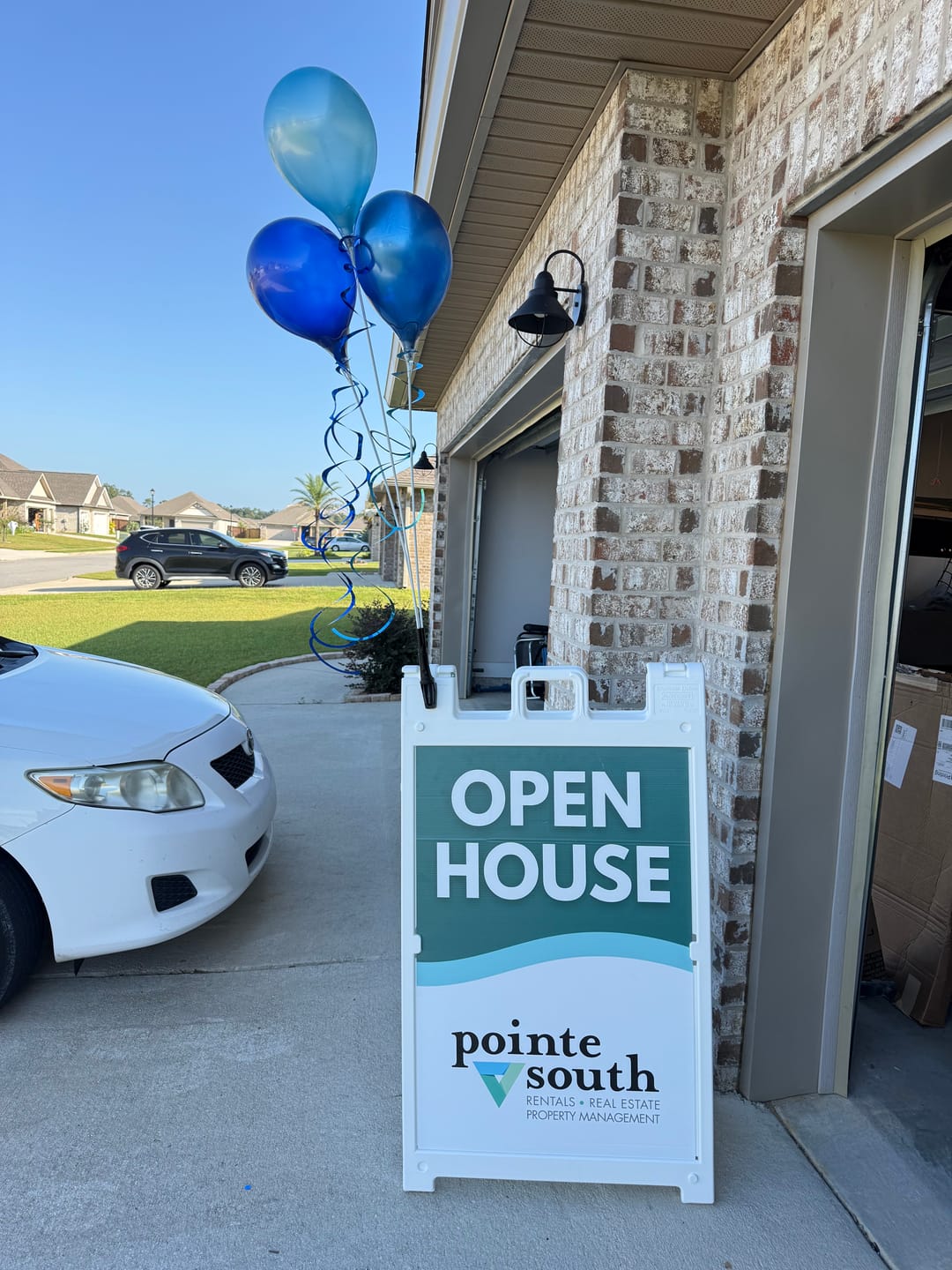 Customer photo review of PermaShine® 3-Balloon Bouquet A-Frame Bracket Kit  - Sign not included
