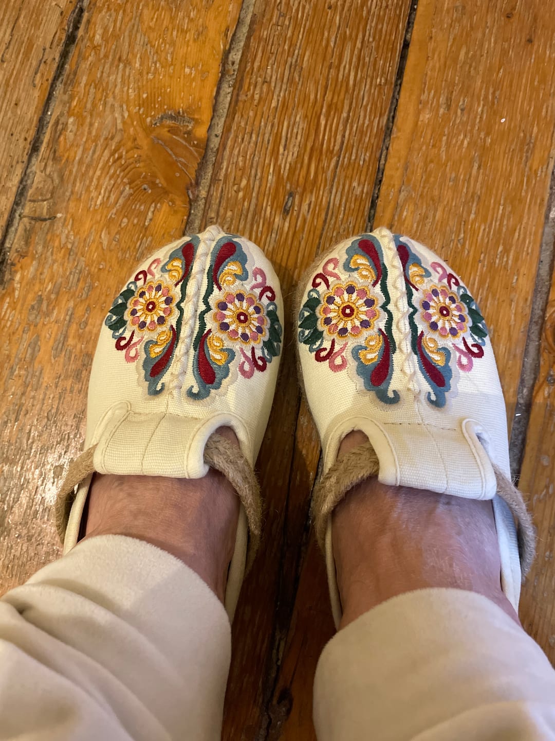 Customer photo review of Women Retro Embroidered Casual Floral Shoes