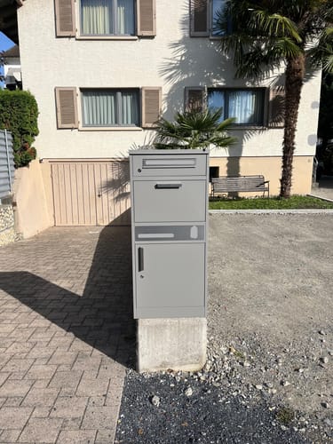 Customer photo review of Paketbox PB1 mit Briefkasten | graualuminium - RAL9007 | personalisiert mit Edelstahl-Schild