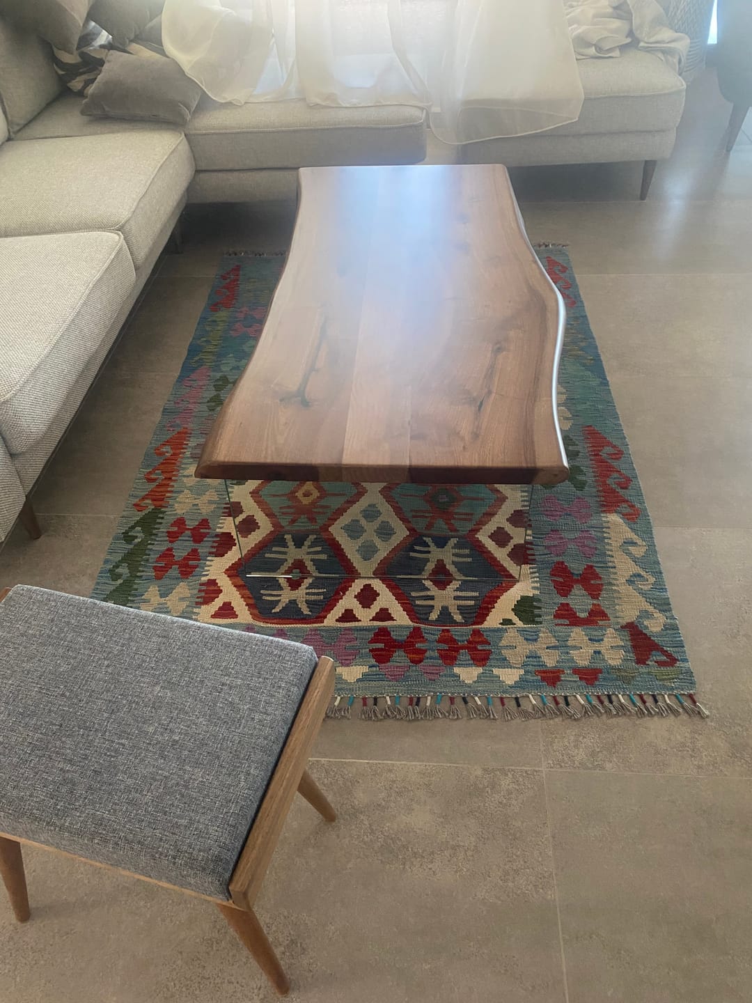 Customer photo review of Modern Orta Sehpa – Cam Ayaklı Masif Ceviz Sehpa