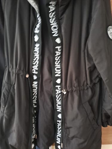 Customer photo review of Uformell hettejakke med snøring med bokstavtrykk