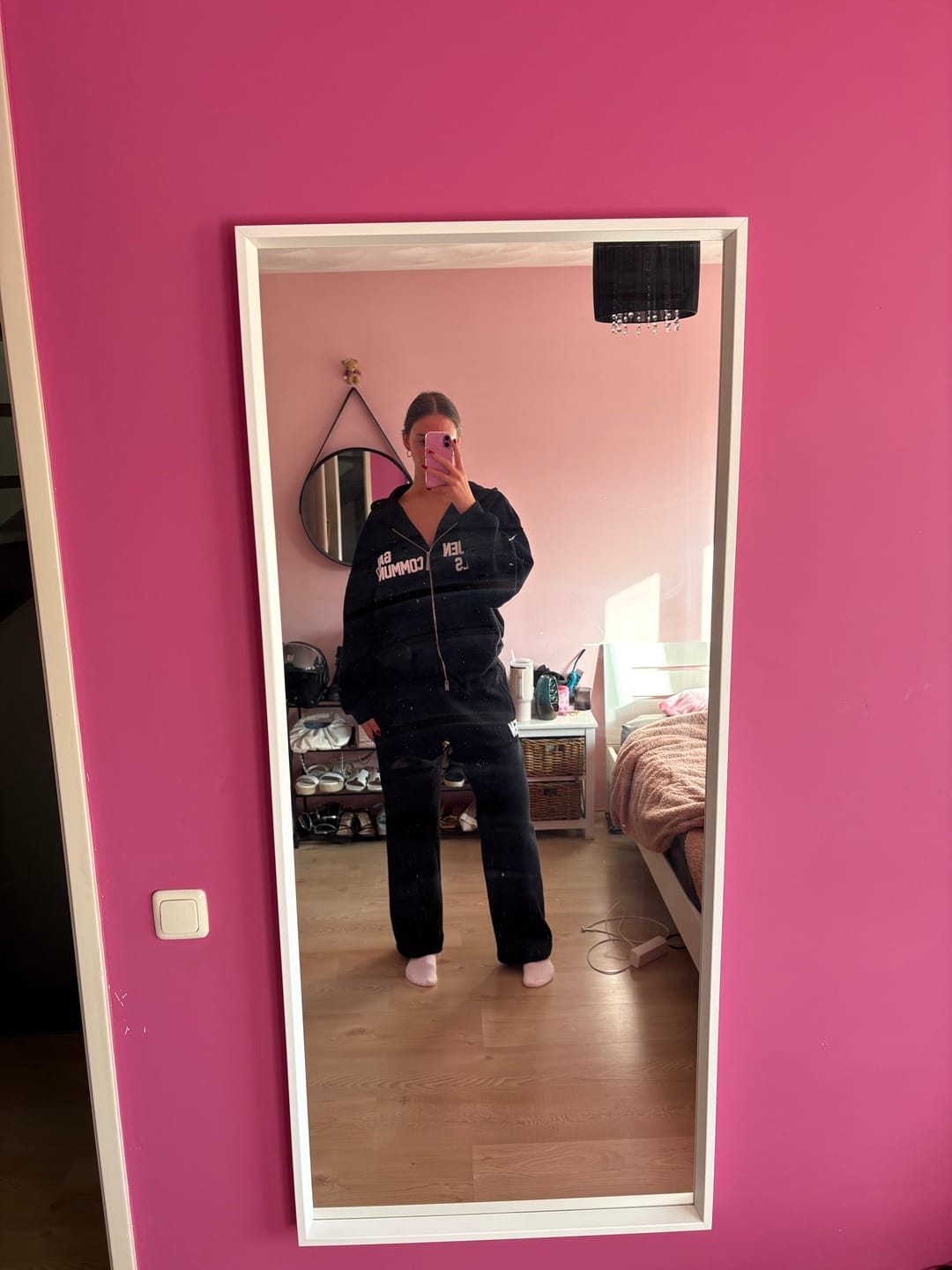 Customer photo review of GATED COMMUNITY STRAIGHT LEG SWEATPANTS BLACK