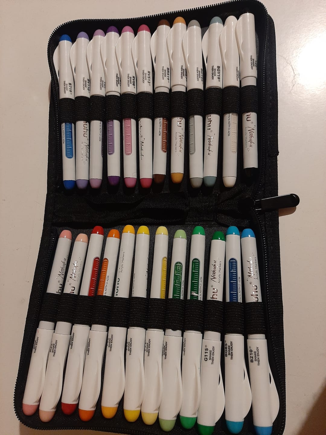 Customer photo review of Ohuhu - Set 24 Marcadores Acrílicos Nahuku