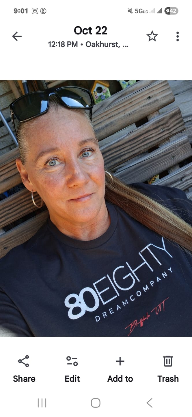 Customer photo review of 80Eighty® Tech Shirt