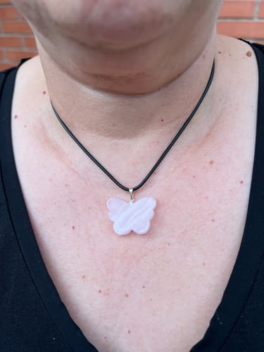 Customer photo review of Colgante Mariposa de Cuarzo Rosa || Amor Incondicional - Paz Interior