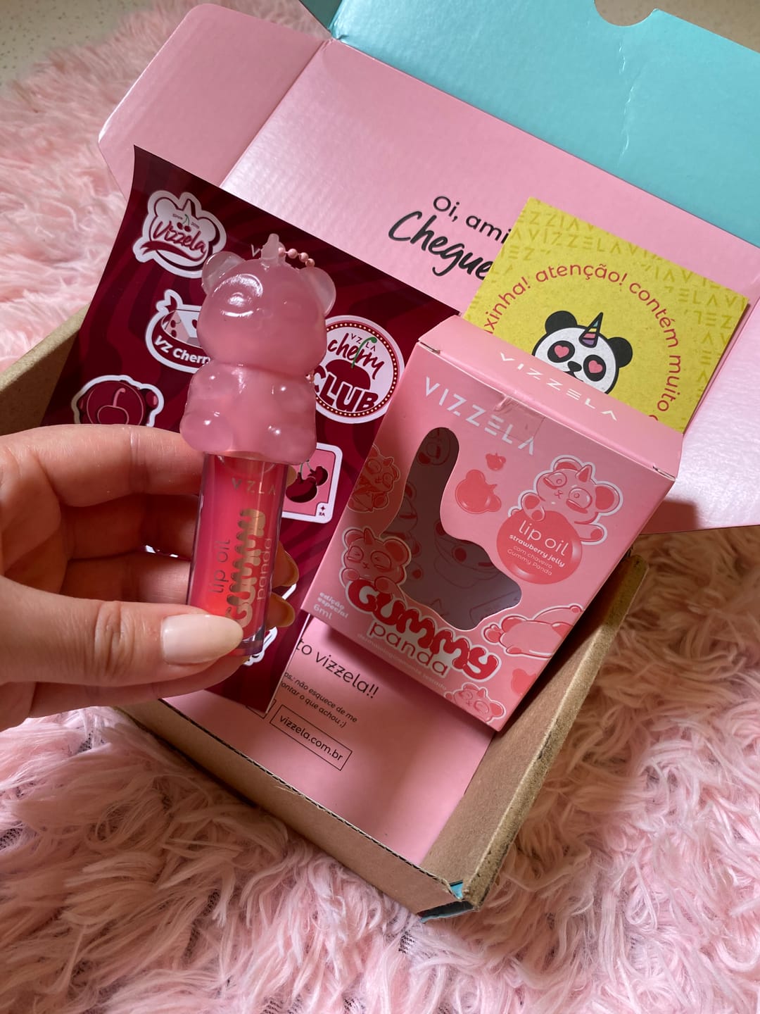 Customer photo review of Lip Oil Gummy Panda – VIZZELA