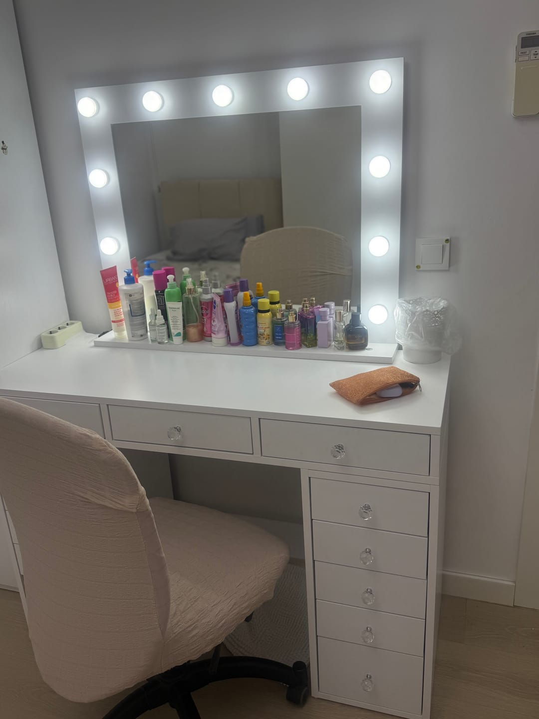 Customer photo review of Rani BJ119 Hollywood Işıklı Aynalı Kulis Makyaj Masası 13 Çekmeceli Takı Düzenleyici Beyaz