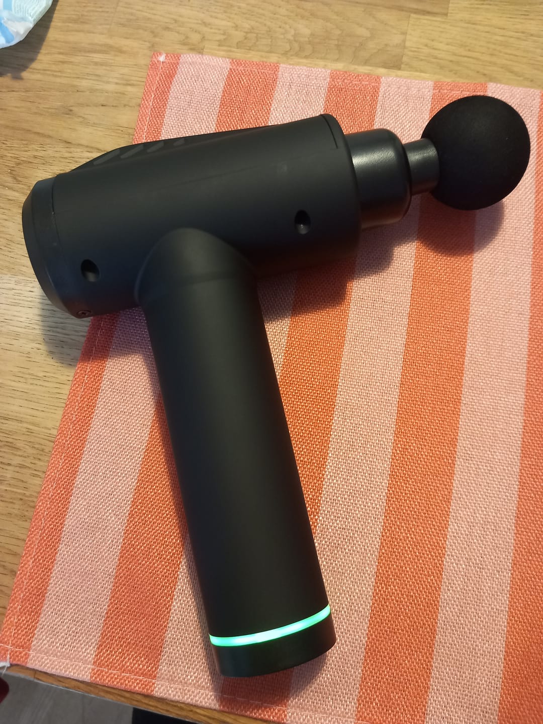 Customer photo review of Massagepistole mit 30 Geschwindigkeiten / Massage Gun für tiefe Muskelmassage mit bis zu 3600 Impulsen/min / 10 Aufsätze für Nacken, Rücken & Körper / Mit LCD-Touchscreen