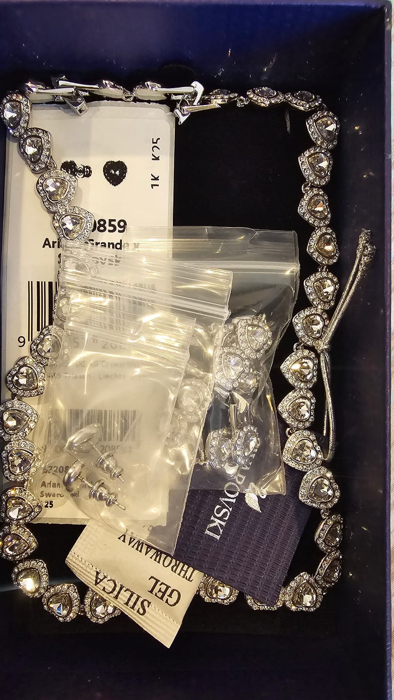 Customer photo review of SET CONJUNTO COLLAR + PULSERA + ARETES SWAROVSKI ARIANA GRANDE CORAZONES