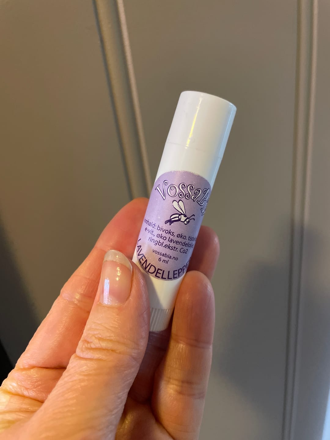 Reseña fotográfica de un cliente sobre el bálsamo labial de lavanda.