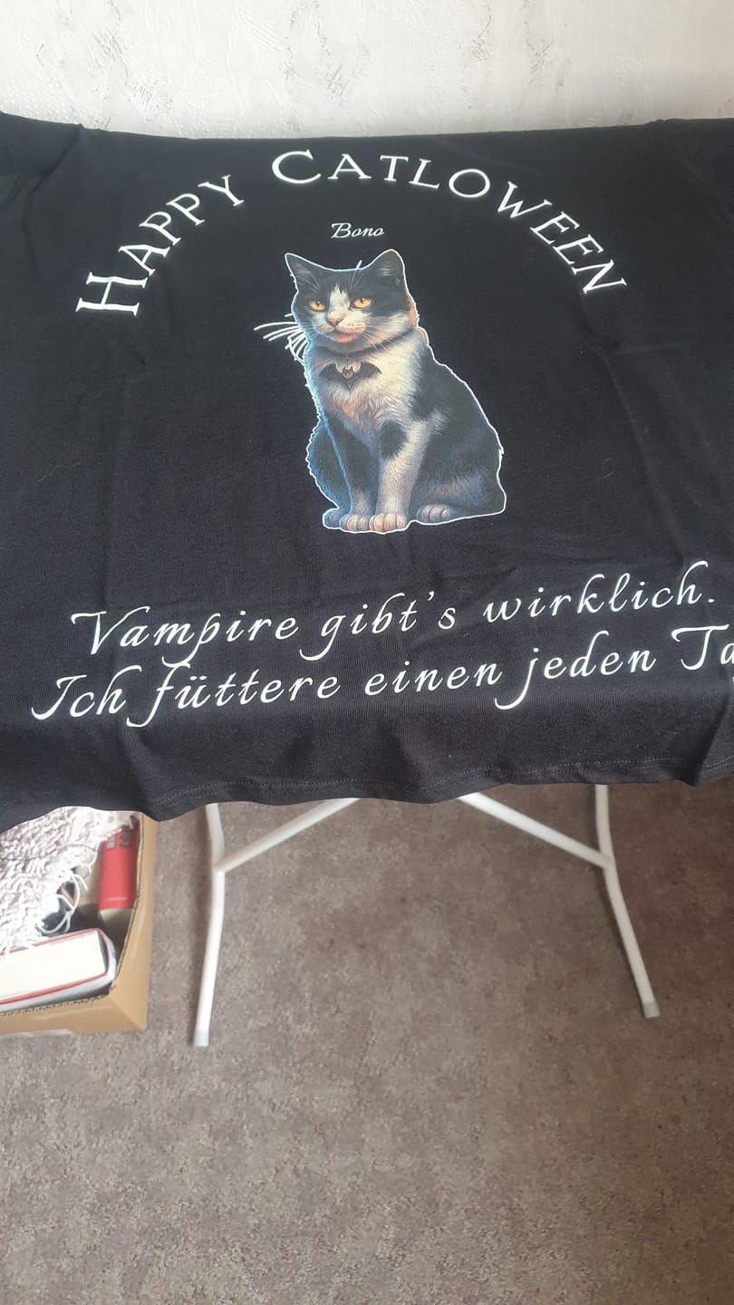 Customer photo review of T-Shirt Happy Catloween - Deine Katze als kleiner Vampir