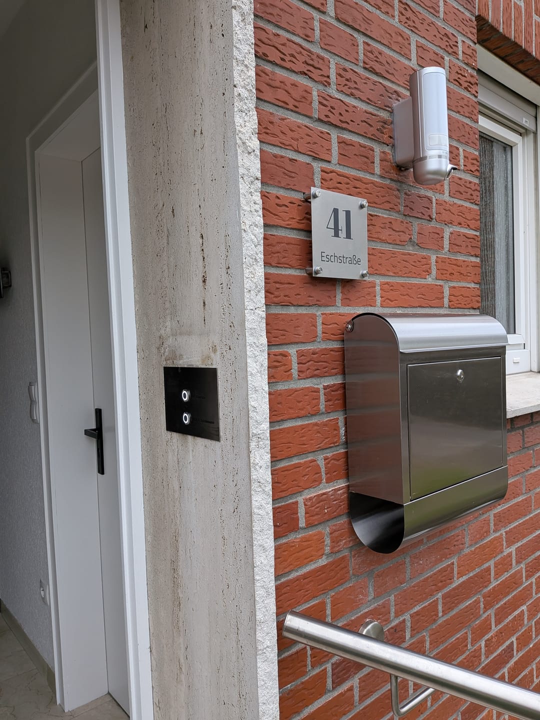 Customer photo review of Edelstahl Hausnummernschild graviert 10×10 cm, 15×15 cm oder 20×20 cm
