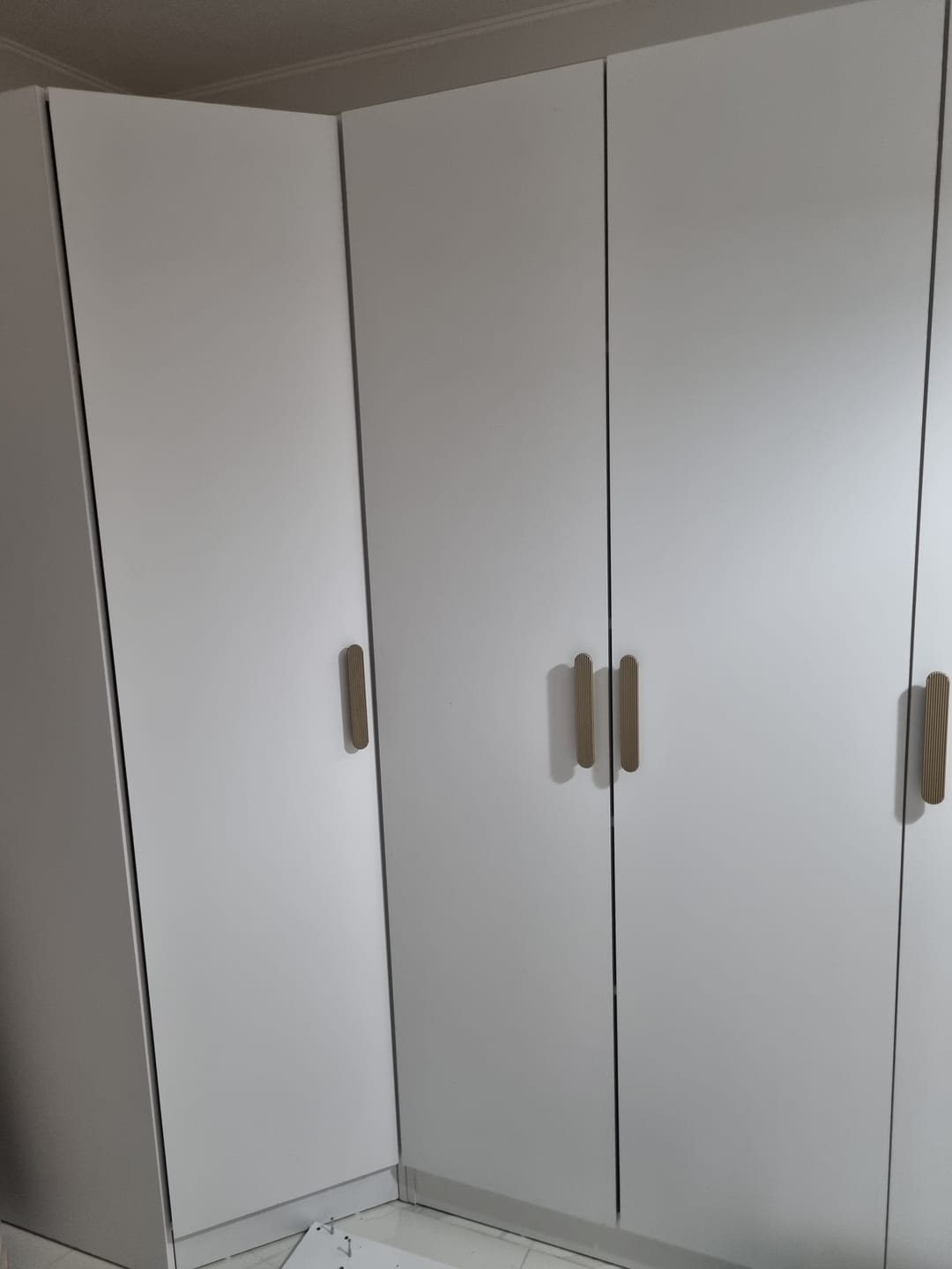 Customer photo review of Rani BA152 Geniş Köşe Gardırop Elbise Dolabı 6 Kapaklı 16 Raflı 3 Askılı Modüler Dolap Beyaz