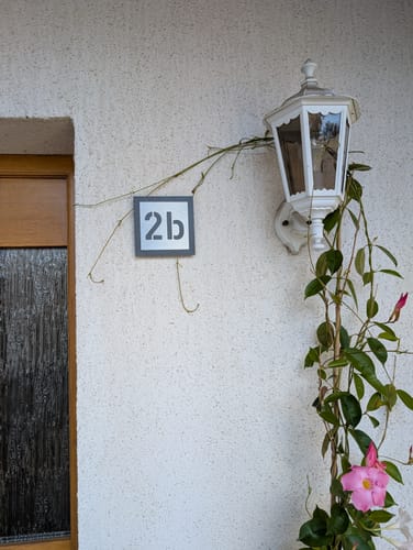 Customer photo review of Edelstahl-Hausnummer mit 3D Effekt, Rückwand pulverbeschichtet in DB703, Frontblende in Edelstahl