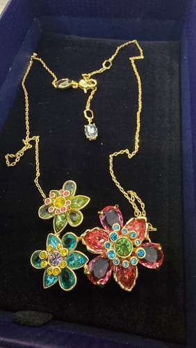 Customer photo review of COLLAR COLGANTE SWAROVSKI IDYLLIA FLORES CRISTALES MULTI COLOR + KIT DE REGALO