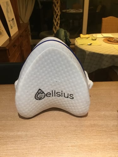 Avis photo d'un client sur Coussin Orthopédique Genoux Cellsius - Le secret d'un sommeil sans douleur