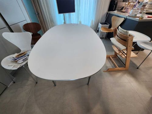 Customer photo showing SUPERELLIPSE table in room context