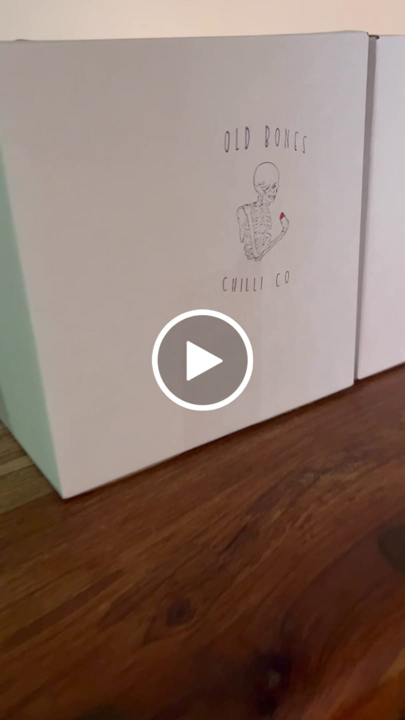 Customer video review of 165 x 165 x 165mm Regular White Mailing Box B149