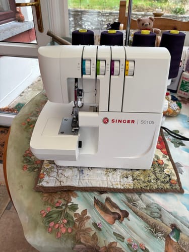 Customer photo review of Singer S0105 Overlocker with differential feed for stretch fabrics + FREE Blind hem foot and Piping foot + 4 x large Overlocker thread cones worth £57 - New 2026 model