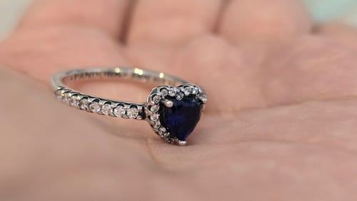 Customer photo review of ANILLO PANDORA PROMESA CORAZON ELEVADO AZUL MARINO + KIT DE REGALO