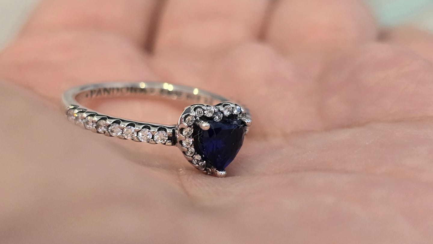Customer photo review of ANILLO PANDORA PROMESA CORAZON ELEVADO AZUL MARINO + KIT DE REGALO