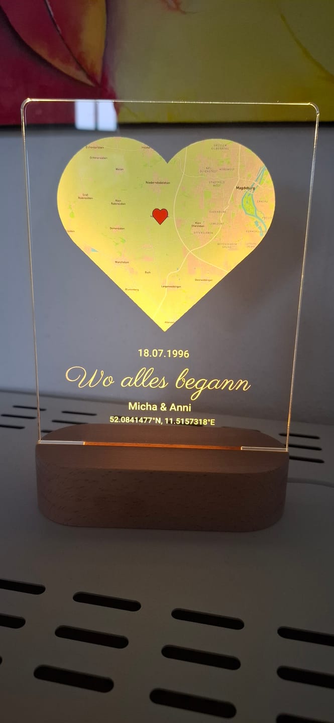 Customer photo review of Wo alles begann - Personalisiertes Nachtlicht mit LED-Holzfuß (14x20)