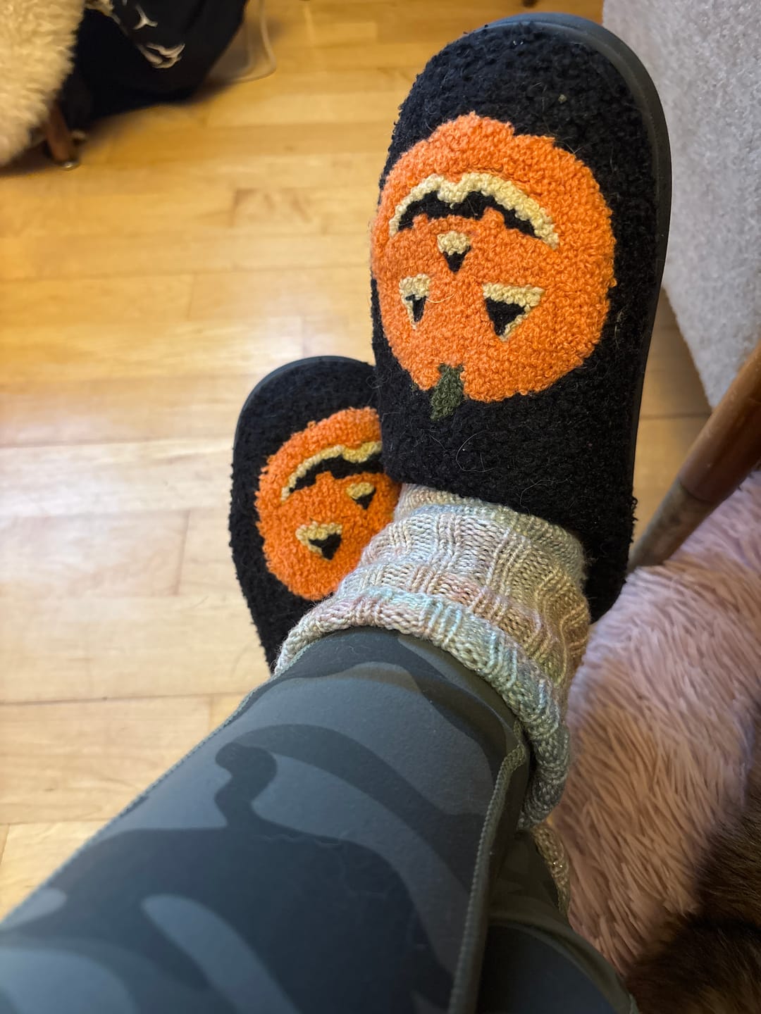 Customer photo review of Halloween Hausschuhe Schwarz mit großem Kürbis Motiv – Flauschige Slipper