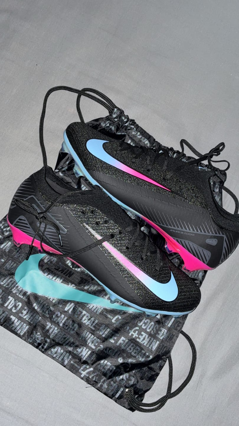 Customer photo review of Vapor 16 Nike by You FG - Noir/Bleu/Rose