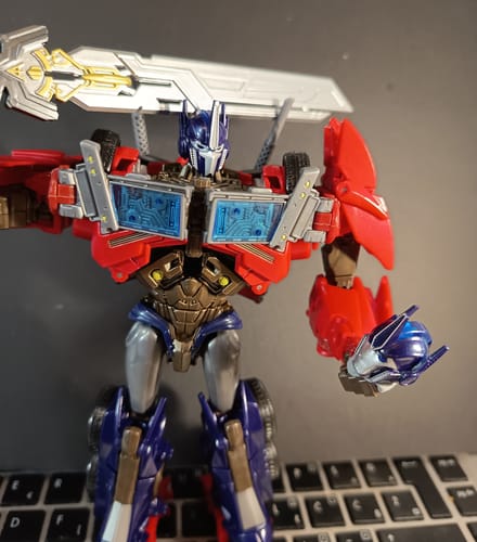 Customer photo review of APC Toys APC-001 APC001 2.0 Version Attack Prime ( 1:1 TFP Optimus Prime Voyage Class ) Repainted Version 17cm / 6.7"