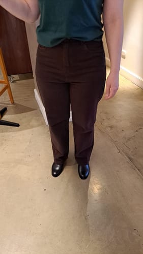 Mariana V. review of Calça Jeans Reta Araçá Marrom Escuro image 1 out of 1