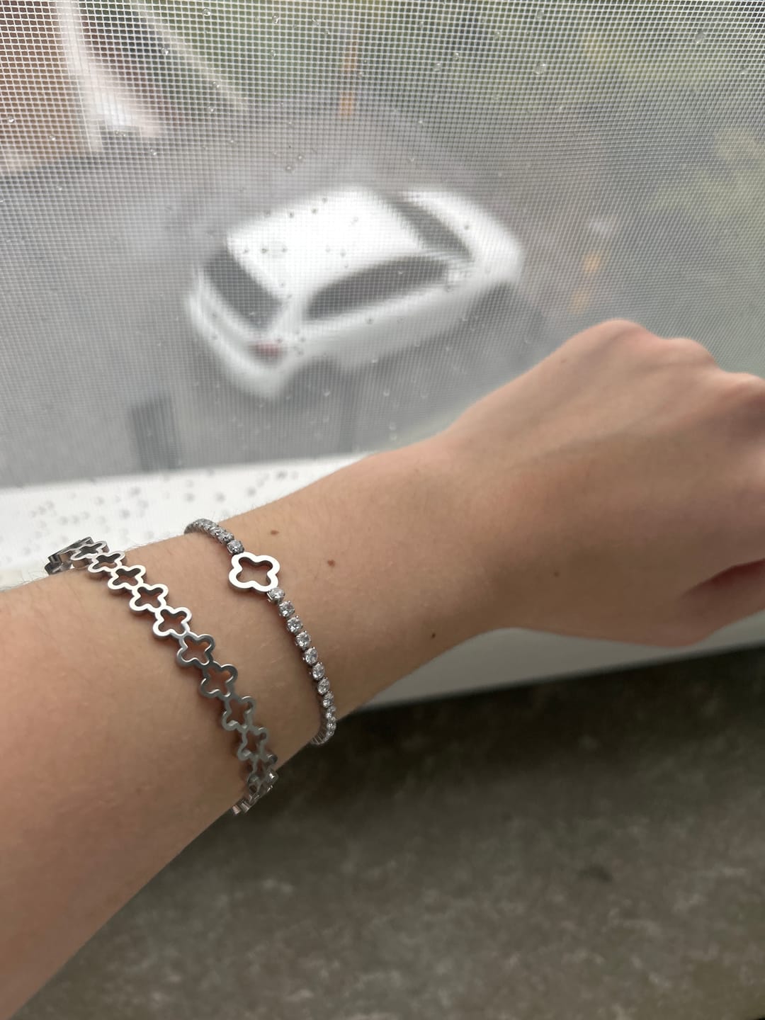 Customer photo review of Endless Clover Armreif | 18K vergoldet