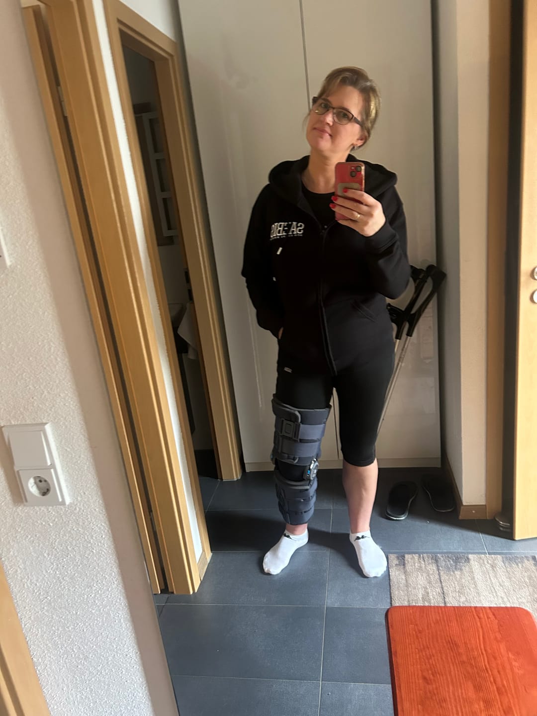 Customer photo review of Lifestyle Damen Oversized Zip Hoodie schwarz mit Stickerei by SAEBIS®