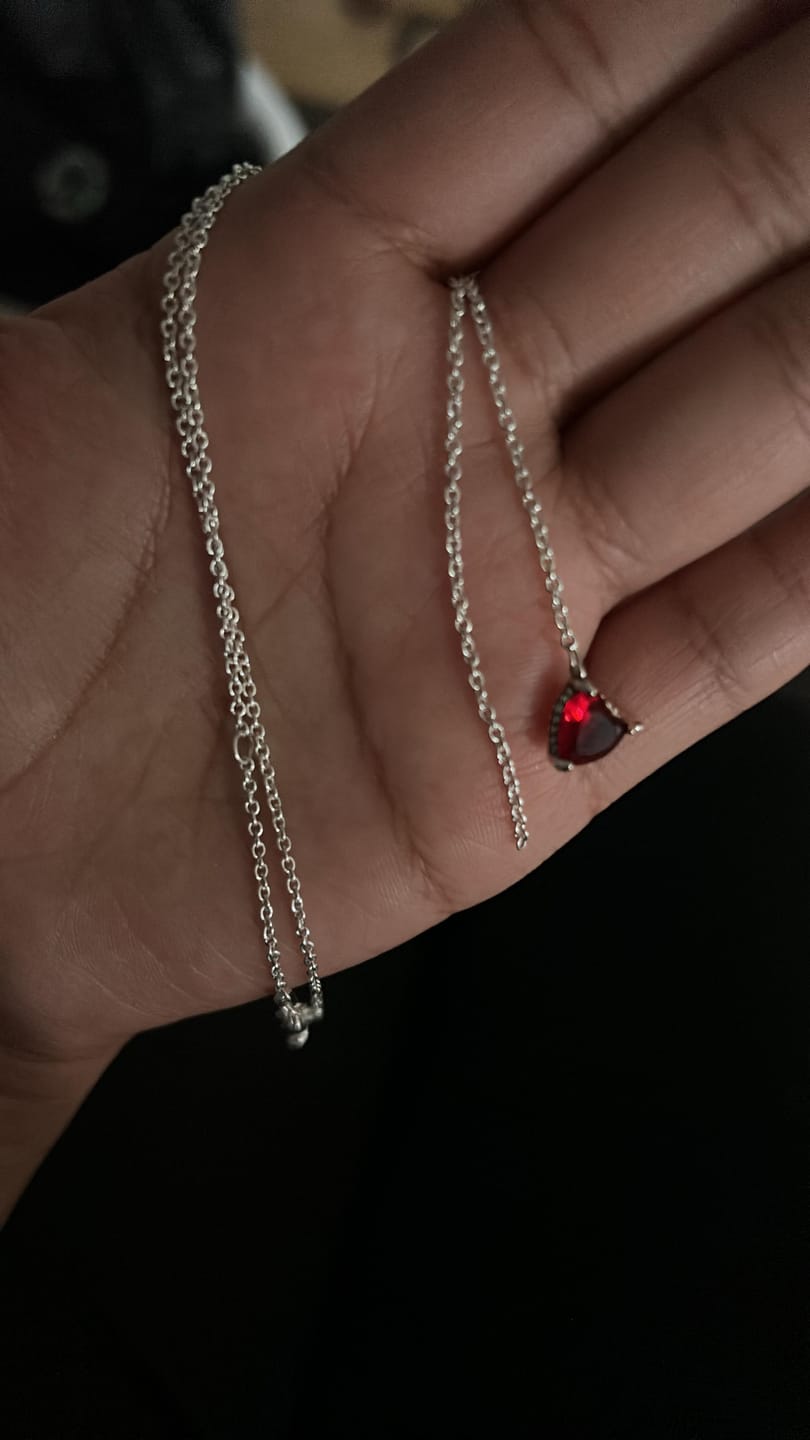 Customer photo review of SET CONJUNTO COLLAR + ANILLO + ARETE CORAZÓN ELEVADO ROJO PANDORA