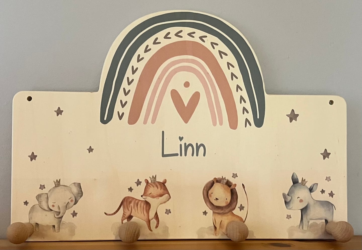 Customer photo review of Kindergarderobe Holz personalisiert - Tier Familie