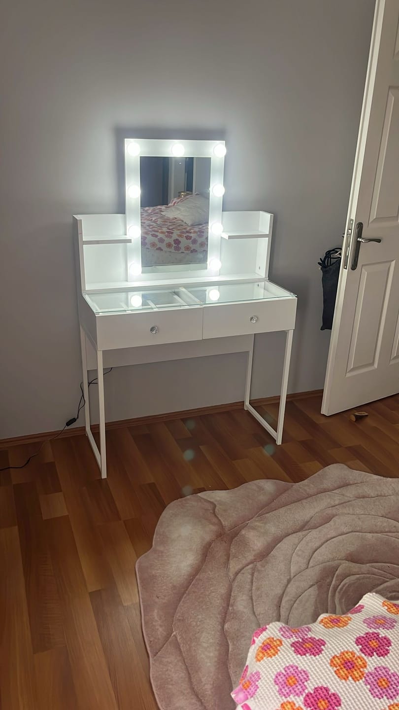 Customer photo review of Rani BJ145 Hollywood Işıklı Aynalı Kulis Makyaj Masası Cam Tablalı 2 Çekmeceli Takı Düzenleyici Beyaz