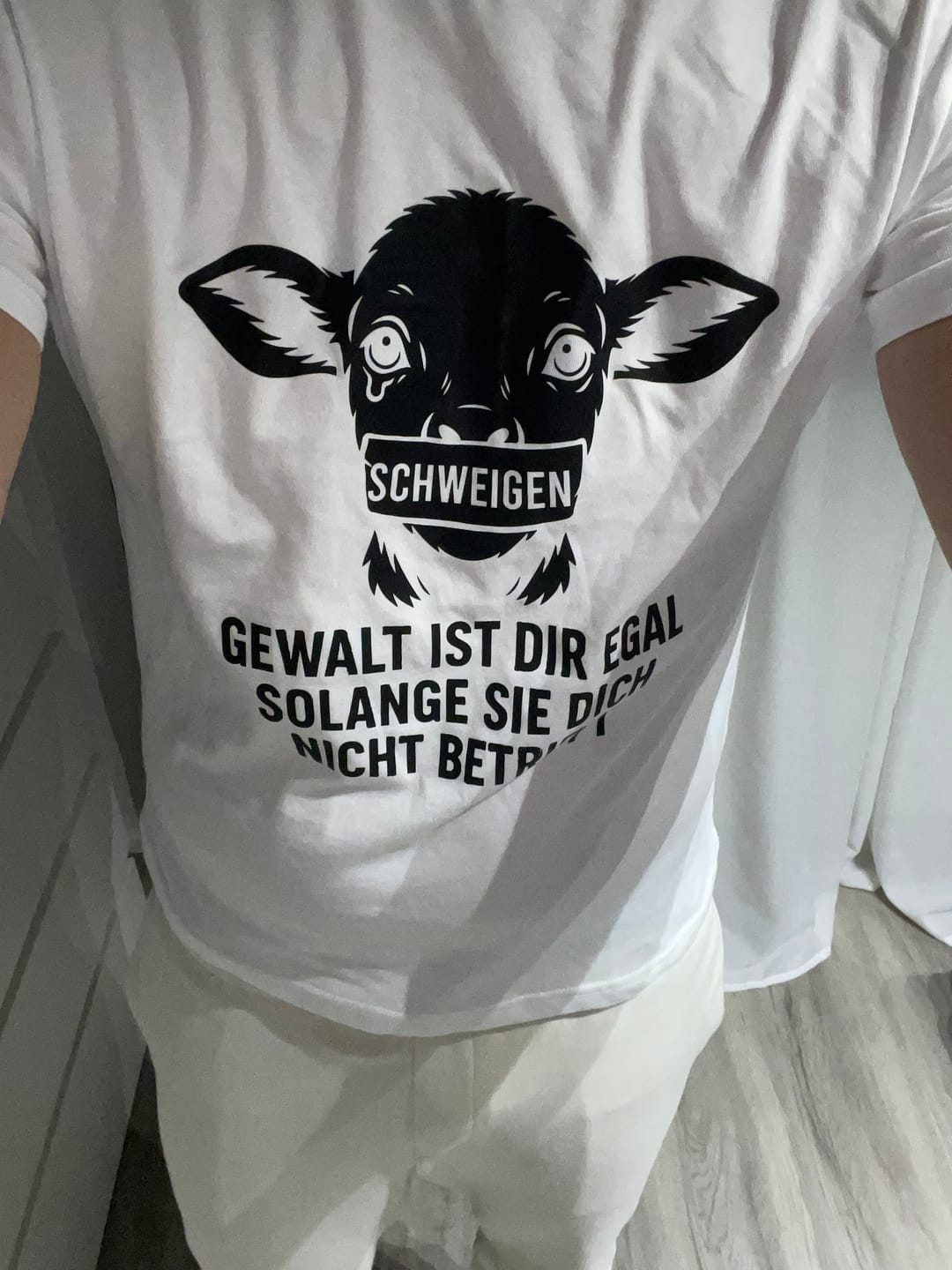 Customer photo review of Schweigen - Premium Shirt